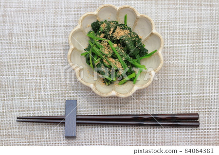 Spinach marinated in sesame paste  84064381