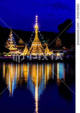 Night light and water reflection Wat Jongklang - Wat Jongkham the most favourite place for tourist in Mae hong son, Thailand. 84064660