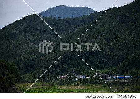 A village under the mountains on the shores of Lake Birusawa A village under the mountains on the shores of Lake Birusawa 84064956