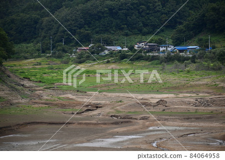 碧綠澤湖深處的綠草和小聚落的景觀,已經耗盡了水 碧綠澤湖深處的綠草和小聚落的景觀,已經耗盡了水 84064958