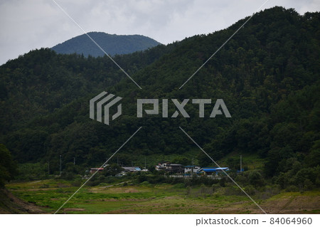 多雲天空下群山環抱的村莊 多雲天空下群山環抱的村莊 84064960
