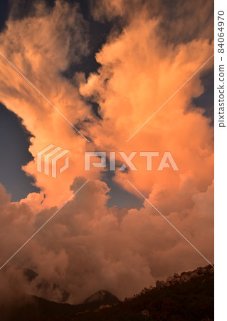 Evening clouds: Cumulonimbus clouds that stretch high 84064970