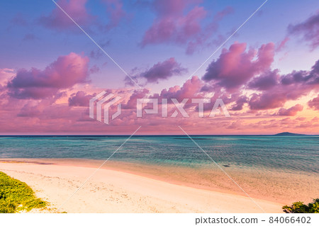 宮古島的沖繩海灘與美麗的日落天空和大海 84066402