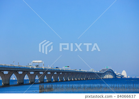 [Kisarazu City, Chiba Prefecture] Tokyo Wan Aqualine and blue sky scenery 84066637
