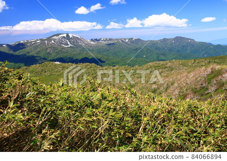 Yoichidake and surrounding mountains in early summer 84066894