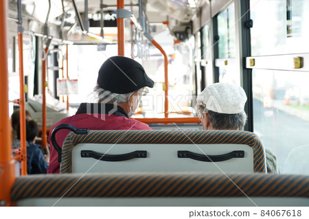 Take a walk by bus. 1 Take a walk by bus. 1 84067618