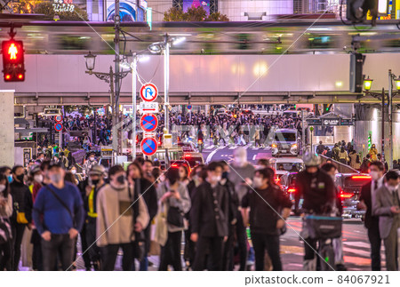 Tokyo cityscape of Japan November ・ Infection spreads again ... Shibuya is a threatening people flow ... A new flow line ... In the back is Su intersection = November 17 84067921