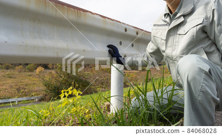 Image of a worker inspecting guardrails Image of a worker inspecting guardrails 84068028