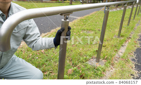 Workers inspecting slope railings 84068157