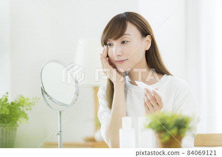 Middle women's skin care beauty 84069121