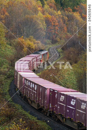 The DF200 push-pull temporary freight train (commonly known as the onion train) that goes on the Sekihoku Main Line runs through the autumn leaves. The DF200 push-pull temporary freight train (commonly known as the onion train) that goes on the Sekihoku Main Line runs through the autumn leaves. 84069846