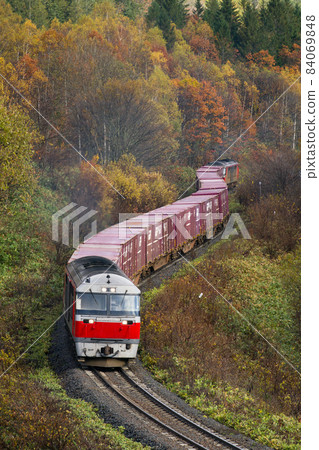 The DF200 push-pull temporary freight train (commonly known as the onion train) that goes on the Sekihoku Main Line runs through the autumn leaves. The DF200 push-pull temporary freight train (commonly known as the onion train) that goes on the Sekihoku Main Line runs through the autumn leaves. 84069848