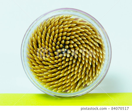 toothpicks wooden double-sided environmentally friendly lie in a round transparent plastic box toothpicks wooden double-sided environmentally friendly lie in a round transparent plastic box 84070517