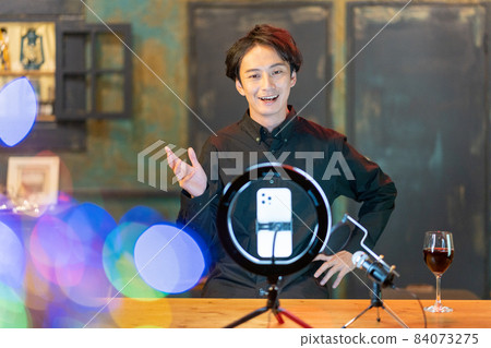 Male youtuber talking to the camera Male youtuber talking to the camera 84073275