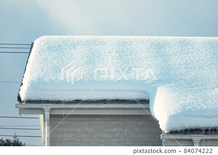 Snow on the roof of a house 84074222