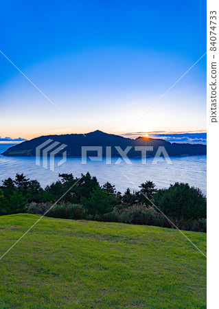 Dawn of Mt. Kinka (Ishinomaki City, Miyagi Prefecture) 84074733