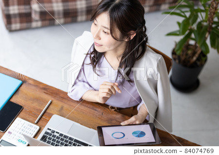 做案頭工作的女商人 84074769