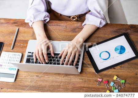 做案頭工作的女商人 做案頭工作的女商人 84074777