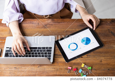 做案頭工作的女商人 84074778