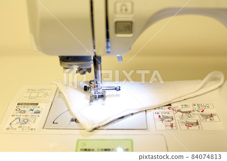 用縫紉機縫紉 84074813