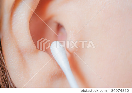 Ear cleaning with a cotton swab 84074820
