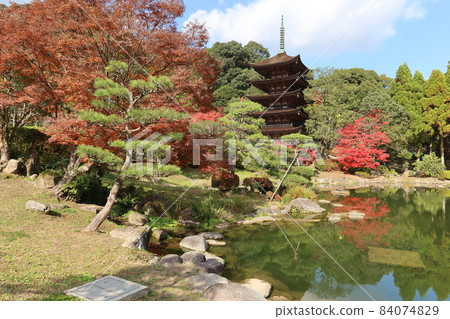 日本神社和寺廟:山口縣山口市琉璃光寺和轄區內的五層寶塔 日本神社和寺廟:山口縣山口市琉璃光寺和轄區內的五層寶塔 84074829