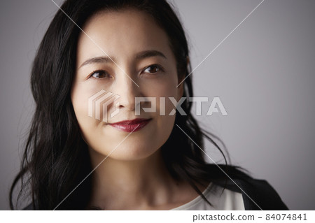 酷美中間女人 84074841