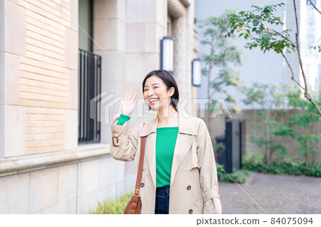 微笑的女性室外 84075094