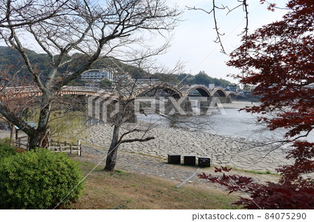 日本秋色中的河景:流經山口縣岩國市的錦川和錦帶橋 日本秋色中的河景:流經山口縣岩國市的錦川和錦帶橋 84075290