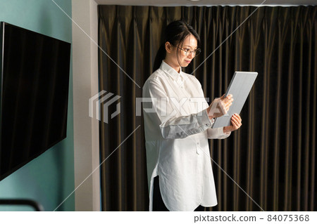 在現場工作的內部協調員的形象 84075368
