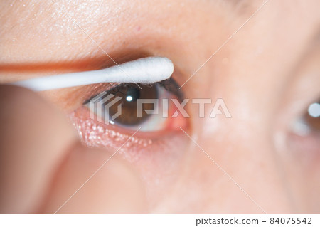 Cotton swabs, eye makeup 84075542