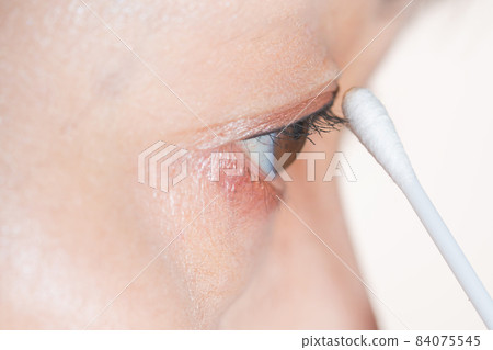 Cotton swabs, eye makeup 84075545
