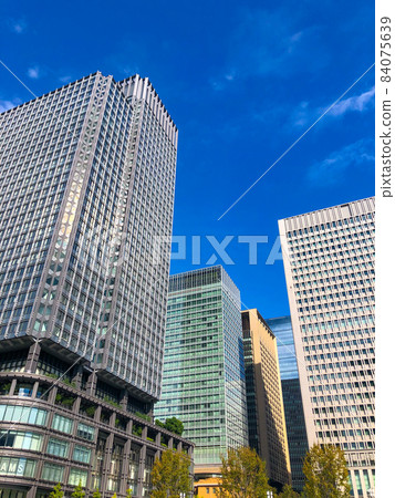 Skyscrapers at the Marunouchi exit of Tokyo Station 84075639