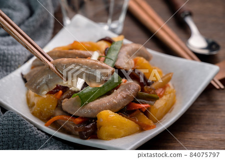鳳梨炒粉腸 鳳梨 粉腸 小腸 木耳 炒菜 Pineapple small intestine 鳳梨炒粉腸 鳳梨 粉腸 小腸 木耳 炒菜 Pineapple small intestine 84075797