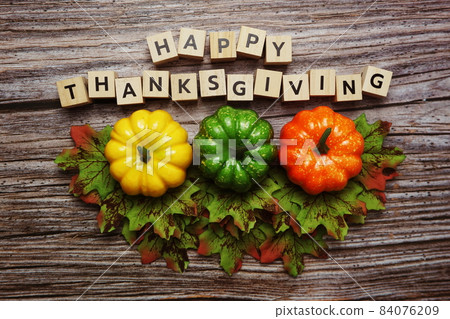 Happy Thanksgiving alphabet letter with pumpkins and autumn leaves on wooden background Happy Thanksgiving alphabet letter with pumpkins and autumn leaves on wooden background 84076209