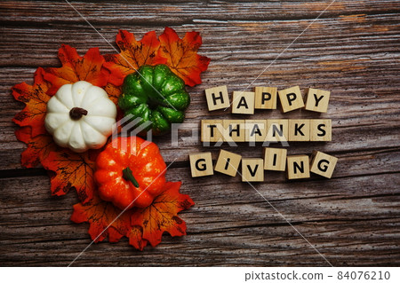 Happy Thanksgiving alphabet letter with pumpkins and autumn leaves on wooden background Happy Thanksgiving alphabet letter with pumpkins and autumn leaves on wooden background 84076210