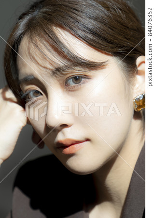 一個穿西裝的女人的肖像 84076352