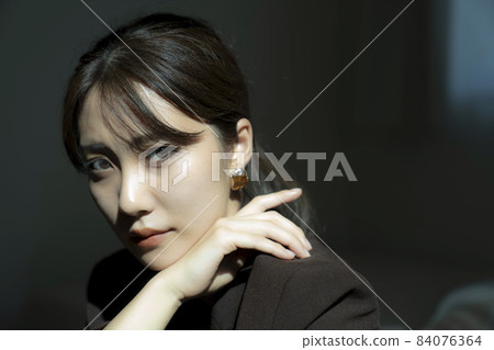 一個穿西裝的女人的肖像 一個穿西裝的女人的肖像 84076364