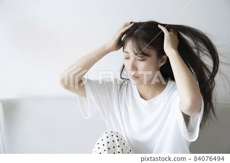 A woman whose hair flutters in the wind A woman whose hair flutters in the wind 84076494