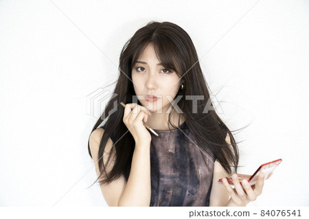 Portrait of a woman doing make-up 84076541