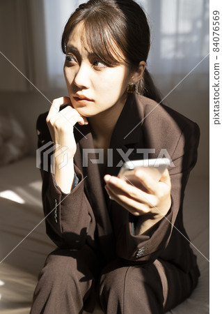 Portraits of smartphones and business women 84076569