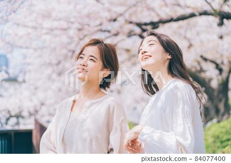 Female (friend) sightseeing in cherry blossom spots Female (friend) sightseeing in cherry blossom spots 84077400