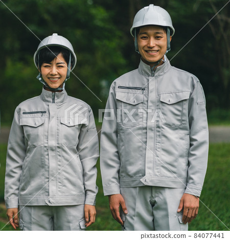 Worker wearing a helmet 84077441