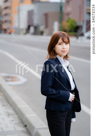 Smiling business woman 84078334