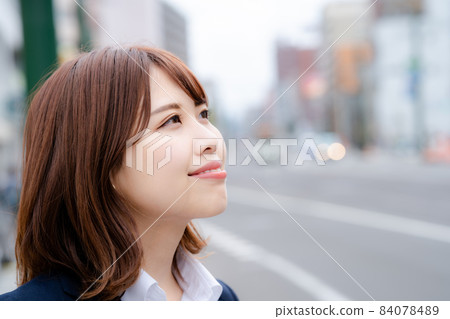 Smiling business woman 84078489