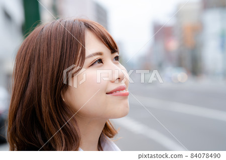 Smiling business woman 84078490