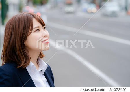 Smiling business woman 84078491