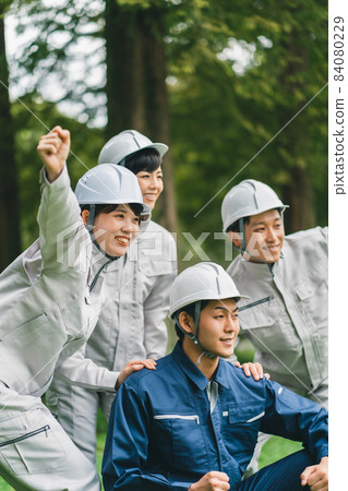 Worker wearing a helmet 84080229