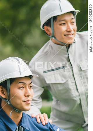 Worker wearing a helmet 84080230