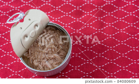 Open a can of pull-top tuna Open a can of pull-top tuna 84080609
